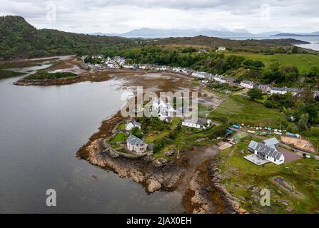 Village de Plockton ( am Ploc) à marée basse, surplombant Lochcarron, Highlands, Écosse, Royaume-Uni Banque D'Images