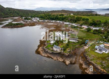 Village de Plockton ( am Ploc) à marée basse, surplombant Lochcarron, Highlands, Écosse, Royaume-Uni Banque D'Images