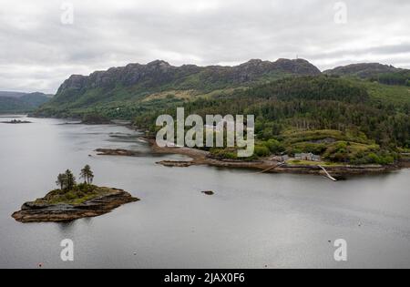 Vue aérienne du Loch Carron et du château de Duncraig, Plockton, district de Lochalsh, Écosse, Royaume-Uni Banque D'Images