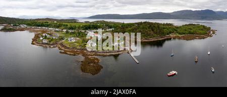 Village de Plockton ( am Ploc) à marée basse, surplombant Lochcarron, Highlands, Écosse, Royaume-Uni Banque D'Images