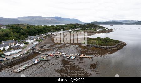 Village de Plockton ( am Ploc) à marée basse, surplombant Lochcarron, Highlands, Écosse, Royaume-Uni Banque D'Images