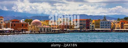 Mosquée dans le vieux port vénitien de La Canée en Crète, l'île de Grèce. Ancienne mosquée à Chania. Mosquée de Kioutsouk Hassan ou janissaires dans Chania Crete Banque D'Images