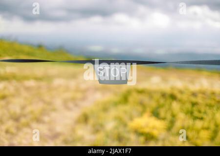 Avertissements et symboles sur la route. Panneau d'avertissement pour une route touristique dans les montagnes Banque D'Images