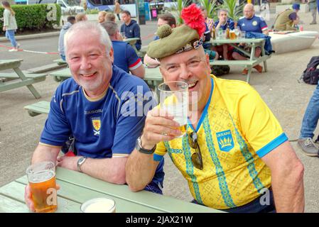 Glasgow, Écosse, Royaume-Uni 1st juin 2022. Les fans de football d'Ukraine et d'Écosse se sont mélangés amicales dans le centre-ville tandis que les fans d'Ukraine et d'écosse ont apprécié le pub de la banque à l'extérieur de George Square. Crédit Gerard Ferry/Alay Live News Banque D'Images