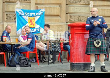 Glasgow, Écosse, Royaume-Uni 1st juin 2022. Les fans de football d'Ukraine et d'Écosse se sont mélangés amicales dans le centre-ville tandis que les fans d'Ukraine et d'écosse ont apprécié le pub de la banque à l'extérieur de George Square. Crédit Gerard Ferry/Alay Live News Banque D'Images