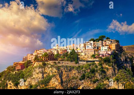 Castelmola : village sicilien typique perché sur une montagne, à proximité de Taormine.Province de Messine, Sicile, Italie.Castelmola ville sur la montagne rocheuse Banque D'Images