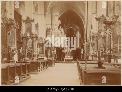 SANDOMIERZ la cathédrale de la Nativité de la Sainte Vierge Marie intérieur une vue de la nef vers le chœur des autels de mur sur les côtés inconnus Banque D'Images