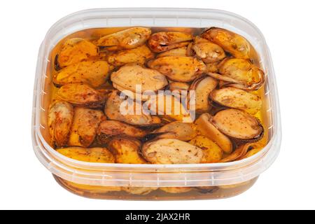 Moules marinées dans un pot, isolées sur fond blanc. Le fichier contient un chemin d'écrêtage. Banque D'Images