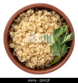 Quinoa bouilli dans un bol isolé sur fond blanc, vue de dessus, nourriture saine Banque D'Images