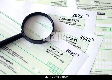 Formulaires de déclaration d'impôt différents en allemand - Anlage EUR, Anlage SZ et Anlage LUF. Le concept de la fiscalité et de la paperasserie comptable Allemagne et Euro Banque D'Images