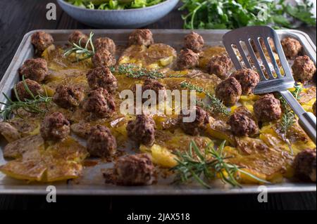 Repas familial avec boulettes de viande cuites au four et purée de pommes de terre sur une plaque de cuisson délicieux plat au four Banque D'Images