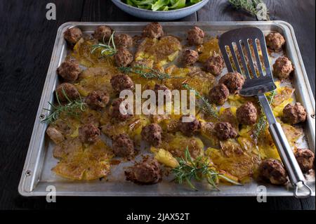 Repas familial avec boulettes de viande cuites au four et purée de pommes de terre sur une plaque de cuisson délicieux plat au four Banque D'Images