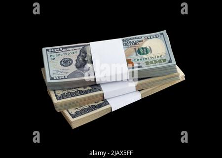 Lot de billets en dollars américains isolés sur le noir. Pack d'argent américain avec haute résolution sur fond noir parfait comme objet de conception Banque D'Images