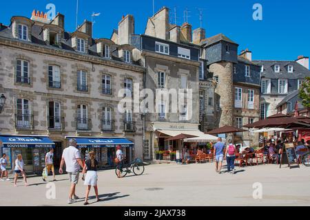 Vannes, France - 11 juillet 2019 les gens de la célèbre quot place des Lices quot à vannes qui est la place la plus importante du Centre de vannes, Banque D'Images