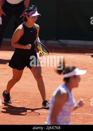 Paris, France. 1st juin 2022. Xu Yifan (L)/Yang Zhaoxuan de Chine fêtent lors du double quart-finale féminin contre Kristina Mladenovic/Caroline Garcia de France au tournoi de tennis ouvert à Roland Garros à Paris, France, 1 juin 2022. Credit: Gao Jing/Xinhua/Alamy Live News Banque D'Images