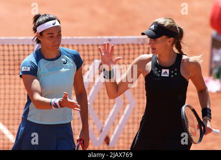 Paris, France. 1st juin 2022. Kristina Mladenovic/Caroline Garcia (L) de France célèbre lors du quart-finale des femmes contre Xu Yifan/Yang Zhaoxuan de Chine lors du tournoi de tennis ouvert à Roland Garros à Paris, France, 1 juin 2022. Credit: Gao Jing/Xinhua/Alamy Live News Banque D'Images