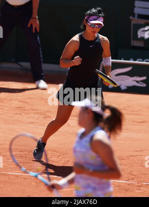 Paris, France. 1st juin 2022. Xu Yifan (en haut)/Yang Zhaoxuan de Chine fêtent lors de la double quart-finale des femmes contre Kristina Mladenovic/Caroline Garcia de France au tournoi de tennis ouvert à Roland Garros à Paris, France, 1 juin 2022. Credit: Gao Jing/Xinhua/Alamy Live News Banque D'Images