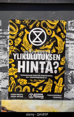 Ylikulutuksen hinta ? Elokapina ou extinction Rebellion Finlande affiche de wheatpate à Helsinki, Finlande. Banque D'Images