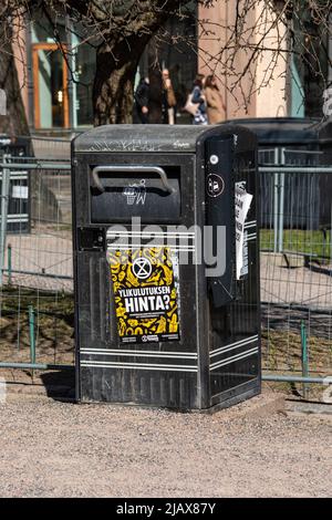 Ylikulutuksen hinta ? Elokapina ou extinction Rebellion Finlande affiche collée dans la poubelle publique d'Helsinki, Finlande. Banque D'Images