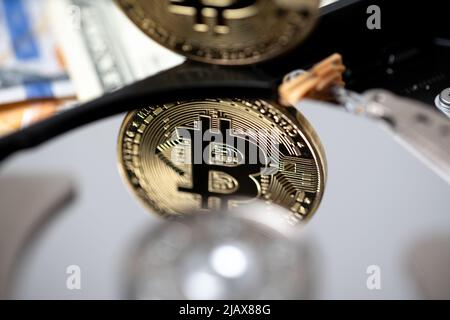 Bitcoin réfléchissant sur le plateau du disque dur. Concept d'extraction de devises Crypto, technologie de chaîne de blocs et concept de stockage de livres comptables. Banque D'Images