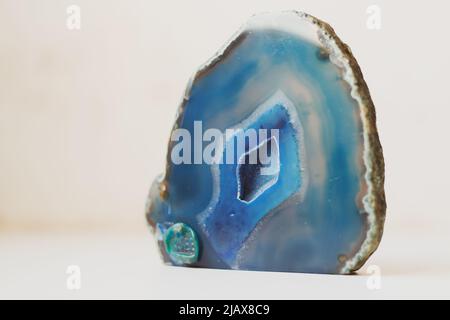 Grand cristal bleu de section d'agate isolée sur fond blanc. Surface naturelle translucide de cristal agé, fragmen structural bleu abstrait Banque D'Images