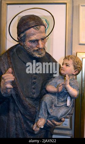 Une statue antique de Saint Anthony tenant bébé Jésus à vendre dans un magasin d'antiquités à Santa Fe, Nouveau-Mexique. Banque D'Images