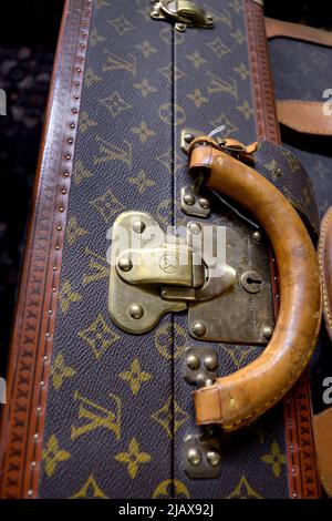 Une valise Louis Vuitton vintage à vendre dans un magasin d'antiquités à Santa Fe, Nouveau-Mexique. Banque D'Images