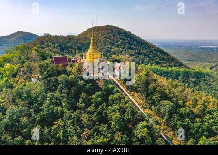 Vue aérienne du temple de Wat Phra Phutthabat Tak Pha au sommet de la montagne à Lamphun, en Thaïlande Banque D'Images