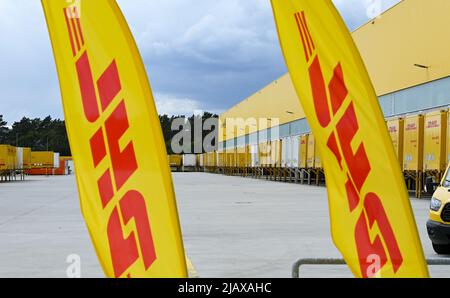 Ludwigsfelde, Allemagne. 01st Juin 2022. Drapeaux Avec Les Logos De ...