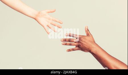 Donner un coup de main à un autre. Femme et femme africaine main. Aide à la main, sauvetage, personnes multiathniques. Mains d'aide, geste de secours. Noir et Banque D'Images