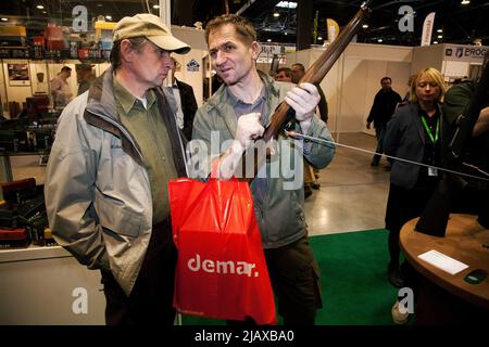 5 avril 2014. EXPO Hunting est une foire commerciale avec des équipements pour les chasseurs, qui a eu lieu annuellement à Sosnowiec, en Pologne. Ici: Visiteurs sur les armes de chasse ex Banque D'Images