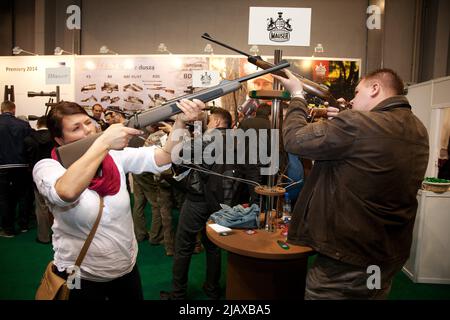 5 avril 2014. EXPO Hunting est une foire commerciale avec des équipements pour les chasseurs, qui a eu lieu annuellement à Sosnowiec, en Pologne. Ici: Visiteurs sur les armes de chasse ex Banque D'Images