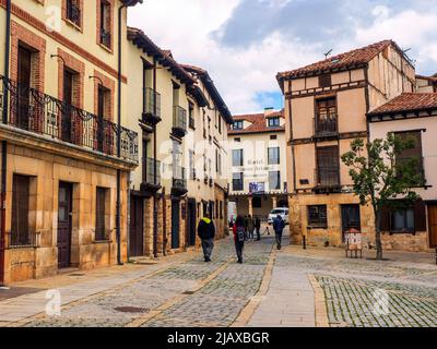 Rues d'architecture traditionnelle dans la ville de Covarrubias, Burgos, Espagne. Banque D'Images