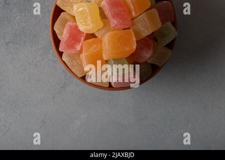 Les plats traditionnels turcs vous enchanteront. Délice turc coloré sur fond texturé Banque D'Images