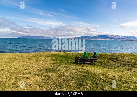 Banc au bord de la mer près de Reykjavik. Seltjarnarnesbær, Islande Banque D'Images