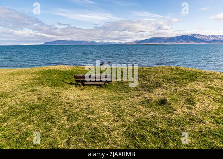 Banc au bord de la mer près de Reykjavik. Seltjarnarnesbær, Islande Banque D'Images