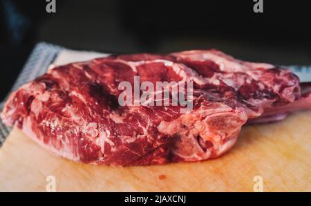 Morceaux de bœuf cru sur une planche Banque D'Images