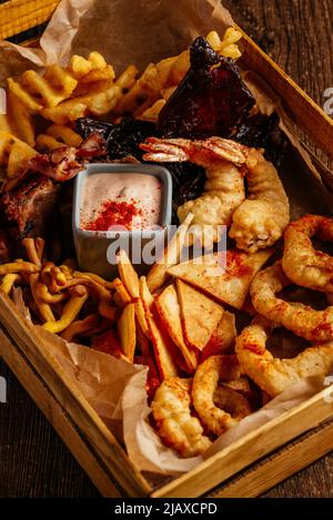 bière hors-d'œuvre de frites, nuggets de poulet et rondelles d'oignon Banque D'Images