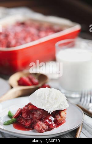 Pacobbler aux fraises maison ou Sonker avec glace à la vanille française sur une table rustique en bois blanc. Mise au point sélective avec arrière-plan flou. Banque D'Images