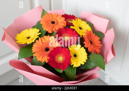 Bouquet de gerberas rouge, jaune et orange Banque D'Images