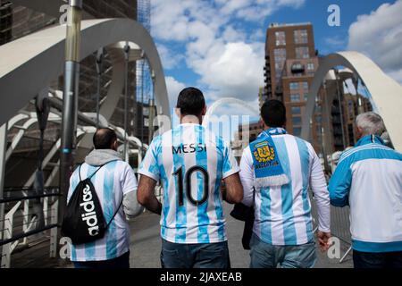 LONDRES, ROYAUME-UNI. JUIN 1st les fans argentins marche avant la Conmebol - UEFA Cup of Champions Finalissima entre l'Italie et l'Argentine au stade Wembley, Londres, le mercredi 1st juin 2022. (Credit: Federico Maranesi | MI News) Credit: MI News & Sport /Alay Live News Banque D'Images