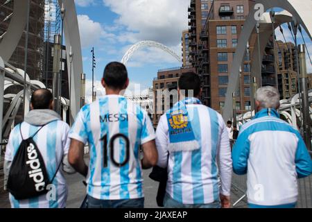 LONDRES, ROYAUME-UNI. JUIN 1st les fans argentins marche avant la Conmebol - UEFA Cup of Champions Finalissima entre l'Italie et l'Argentine au stade Wembley, Londres, le mercredi 1st juin 2022. (Credit: Federico Maranesi | MI News) Credit: MI News & Sport /Alay Live News Banque D'Images