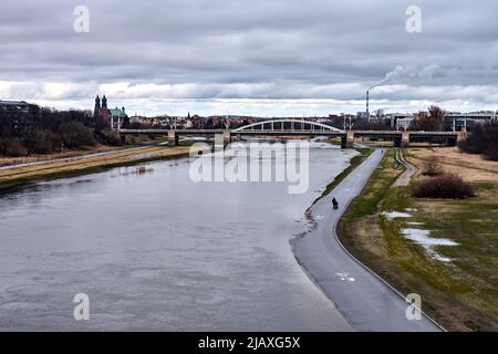 Structure en acier du pont au-dessus de la rivière Warta dans la ville de Poznan, Pologne Banque D'Images