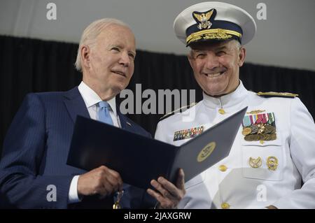 Washington, États-Unis. 01st juin 2022. Le président Joe Biden est avec le SMA de la Garde côtière des États-Unis. Karl L. Schultz lors d'une cérémonie de passation de commandement au quartier général de la Garde côtière à Washington, DC, mercredi, 1 juin 2022. ADM. De la Garde côtière Linda Fagan prend le commandement de Schultz. Photo de Bonnie Cash/UPI Credit: UPI/Alay Live News Banque D'Images