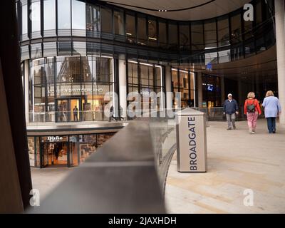 Centre commercial Broadgate Circle sur le domaine Broadgate de Londres avec les magasins Watches of Switzerland et Dune en arrière-plan Banque D'Images