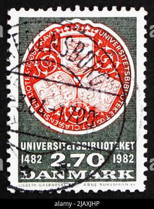 DANEMARK - VERS 1982 : un timbre imprimé au Danemark montre le sceau de la bibliothèque, 500th anniversaire de la bibliothèque universitaire, Copenhague, vers 1982 Banque D'Images