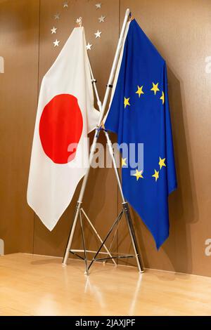 Tokyo, Japon. 01st juin 2022. Drapeau japonais et drapeau de l'Union européenne au siège de la délégation de l'Union européenne au Japon vu pendant l'événement. Le concert visait à montrer son soutien à l'Ukraine à Tokyo et à poursuivre l'aide au pays touché par l'agression russe. (Photo de Stanislav Kogiku/SOPA Images/Sipa USA) crédit: SIPA USA/Alay Live News Banque D'Images