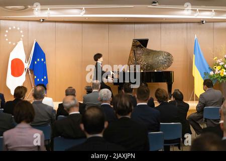 Tokyo, Japon. 01st juin 2022. Le pianiste Yohei Kuroki se produit sur scène lors du concert de charité UE-Japon organisé par la délégation de l'Union européenne au Japon. Le concert visait à montrer son soutien à l'Ukraine à Tokyo et à poursuivre l'aide au pays touché par l'agression russe. (Photo de Stanislav Kogiku/SOPA Images/Sipa USA) crédit: SIPA USA/Alay Live News Banque D'Images