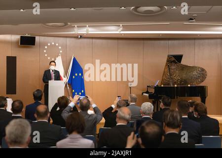 Tokyo, Japon. 01st juin 2022. Le Premier ministre japonais Fumio Kishida fait ses remarques liminaires lors du concert de charité UE-Japon organisé par la délégation de l’Union européenne au Japon. Le concert visait à montrer son soutien à l'Ukraine à Tokyo et à poursuivre l'aide au pays touché par l'agression russe. (Photo de Stanislav Kogiku/SOPA Images/Sipa USA) crédit: SIPA USA/Alay Live News Banque D'Images
