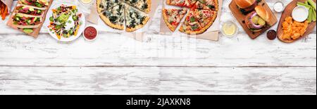 Bordure supérieure de restauration rapide à base de plantes saines. Vue ci-dessus sur un arrière-plan de bannière en bois blanc. Scène de table avec pizzas à croûte de chou-fleur, hamburgers de haricots, mus Banque D'Images